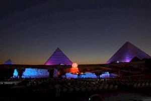 الاهرامات تضاء بالوان علم فرنسا
