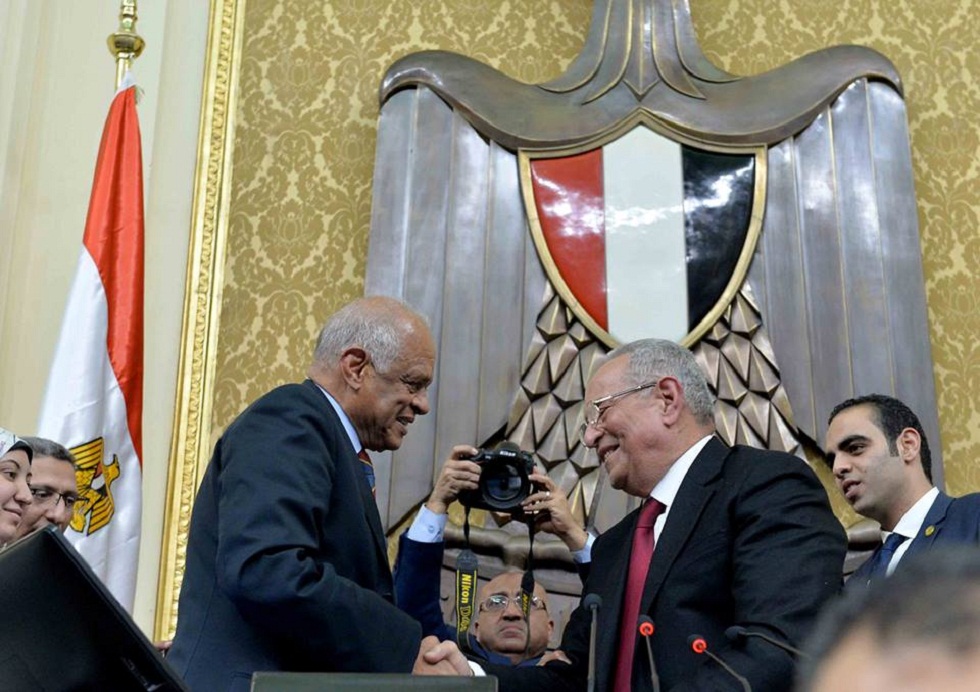 لحظة تسليم إدارة الجلسة