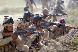 جنود من الجيش العراقي يشاركون في انتشار امني مكثف ضد جماعة الدولة الاسلامية في جرف الصخر يوم 27 اكتوبر تشرين الاول 2014. تصوير: محمود رؤوف محمود - رويترز