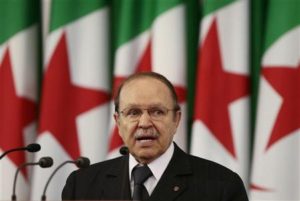 الرئيس عبد العزيز بوتفليقة أثناء احتفال في الجزائر يوم 19 ابريل نيسان. تصوير: زهرة بن سمرة - رويترز
