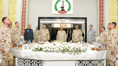 صور| وزير الدفاع يشارك مقاتلي الجيش الثاني الميداني الإفطار ويطالبهم بالحفاظ على أعلى درجات الجاهزية